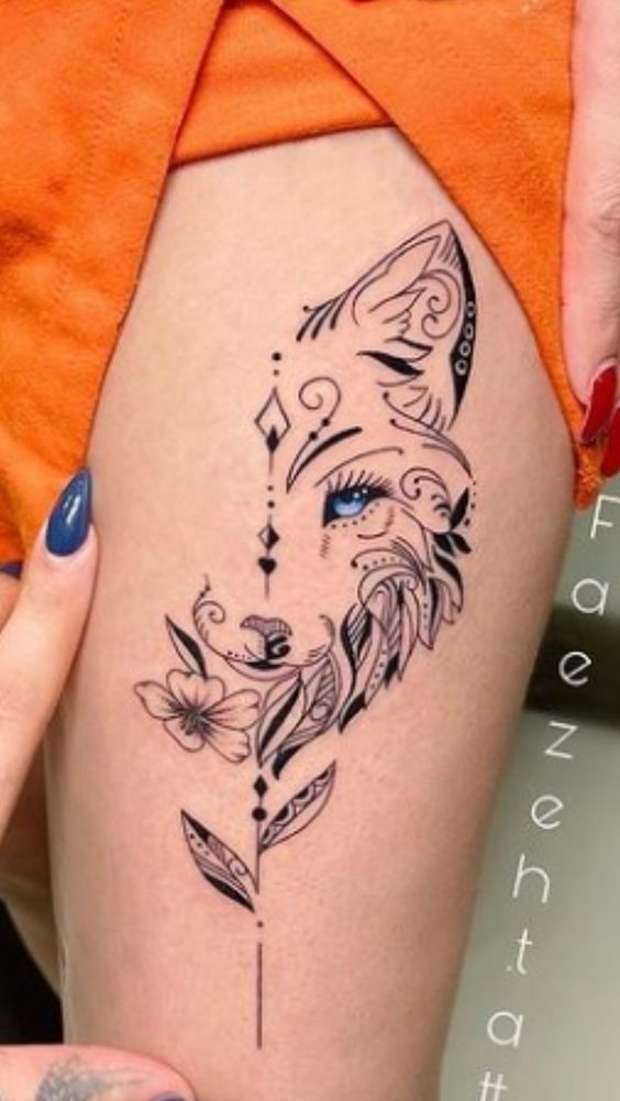 Kobiecy tatuaż z wilkiem