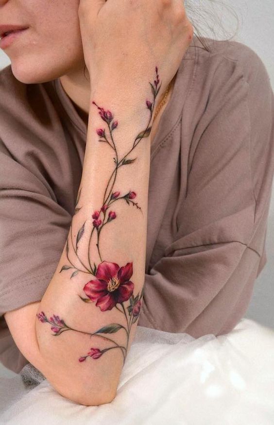 Tatuaż z kwiatów na przedramieniu